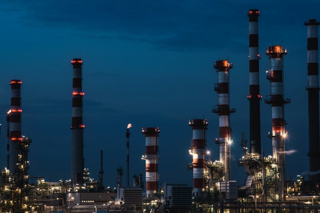 Oil refinery distillation towers and pipework